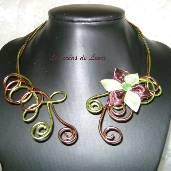 Collier bicolore Vert anis, marron en fil alu, fleur