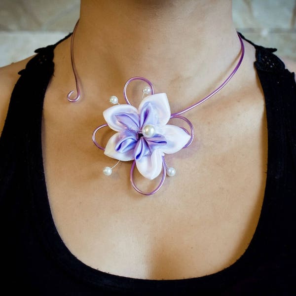 Collier en fil d'aluminium  parme rehaussée d'une fleur bicolore