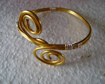 Aluminum colored wire adjustable bracelet gold