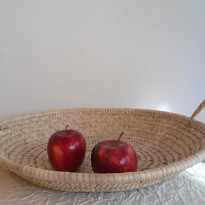 Flat basket in woven palm leaves, basket with handles, decorative straw basket, storage basket, toy basket, S, M, L.