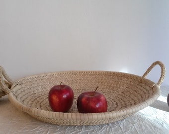 Flat basket in woven palm leaves, basket with handles, decorative straw basket, storage basket, toy basket, S, M, L.