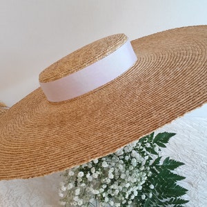 Natural straw boater for the bride, wide-brimmed straw boater for wedding/ceremony, decorated with a grosgrain ribbon.