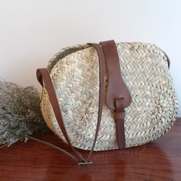 Rustic straw summer tote bag with shoulder strap and brown leather buckle closure, size S.