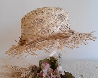 Summer capeline in straw, capeline in openwork natural straw, summer capeline in straw frayed edges, capeline fashion in straw.