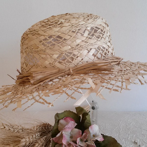 Summer capeline in straw, capeline in openwork natural straw, summer capeline in straw frayed edges, capeline fashion in straw.