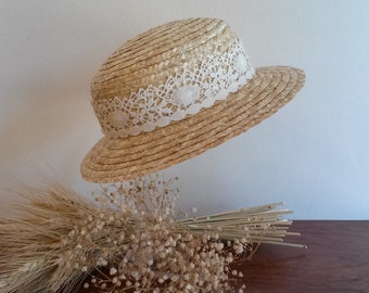 Capeline de cérémonie pour enfant en paille, petite capeline style shabby pour enfant en paille naturelle et dentelle, chapeau de cérémonie.