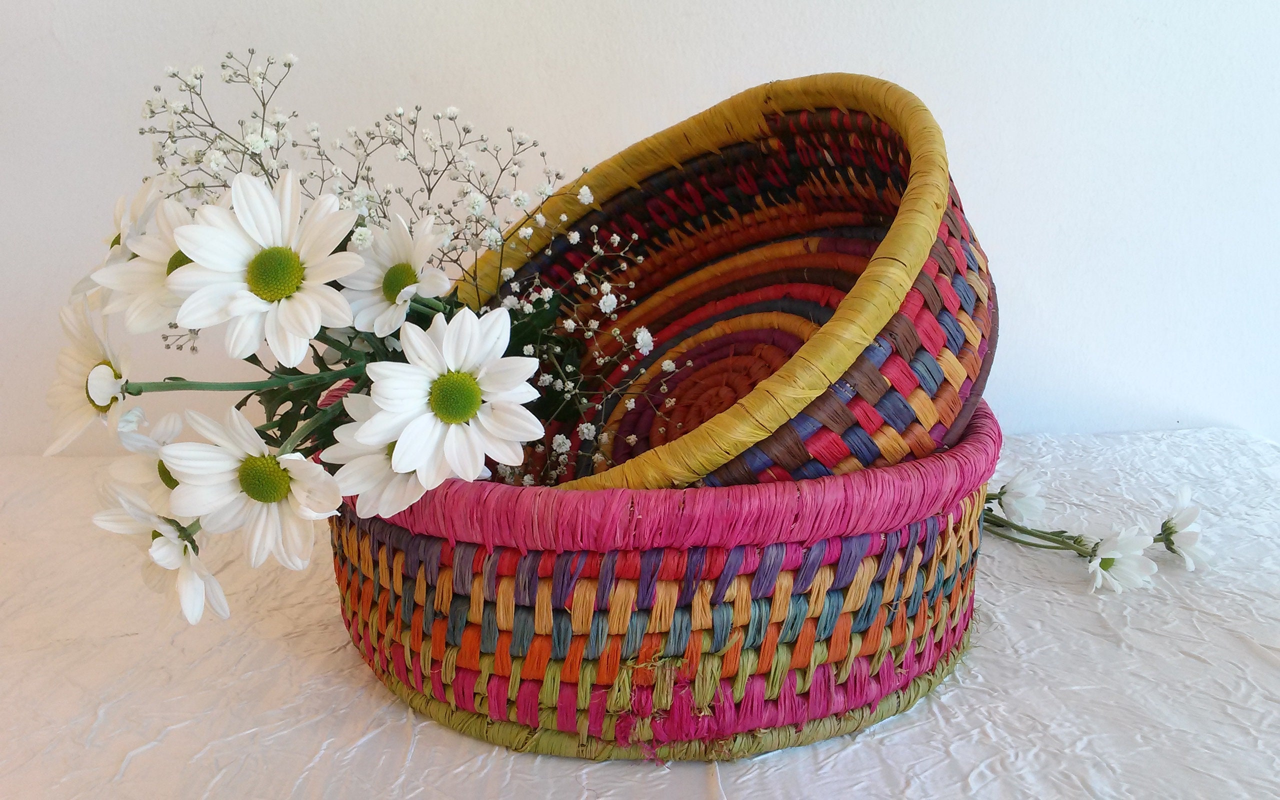 Corbeille en Paille et Raphia Coloré, Panier Déco de Rangement Tailles M/L.