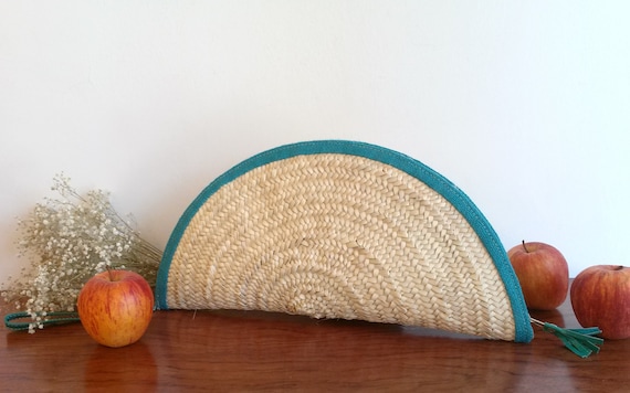 Pochette d’ été, pochette d’ été en paille tressé, pochette zippée, bande en jute coloré, doublé, dragonne et pompon en cuir coloré.