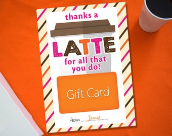 Pode incluir: Um cartão de presente com um design de xícara de café e o texto "thanks a latte for all that you do!" O cartão é laranja com uma borda branca e o texto é preto. O cartão é cercado por uma borda listrada rosa e marrom.