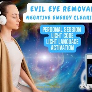 Può includere: Una donna con le cuffie è seduta con gli occhi chiusi davanti a uno sfondo di galassia. Il testo "EVIL EYE REMOVAL NEGATIVE ENERGY CLEARING" è nella parte superiore dell'immagine. Sotto il testo c'è un rettangolo bianco con il testo "PERSONAL SESSION LIGHT CODE LIGHT LANGUAGE ACTIVATION". Uno smartphone bianco con un simbolo di occhio malvagio blu sullo schermo si trova nell'angolo in basso a destra dell'immagine.