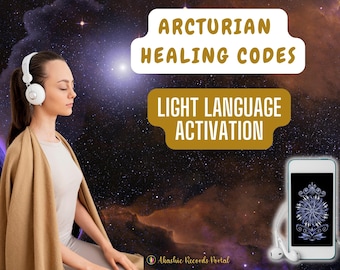 Op de afbeelding: Een vrouw met een koptelefoon zit met haar ogen dicht in een meditatieve houding tegen een sterrenhemel. De tekst "Arcturian Healing Codes Light Language Activation" wordt weergegeven in een gele doos. De tekst "Akashic Records Portal" wordt weergegeven in een witte doos onderaan de afbeelding. Een witte smartphone met een blauwe hoes ligt op een oppervlak met witte oordopjes.
