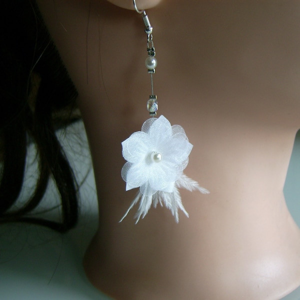 Boucles d'Oreille pendantes Fleurs Blanc Plume d'Autruche robe Mariée/Mariage/Soirée/Cérémonie/Cocktail Création Artisanale Française Unique