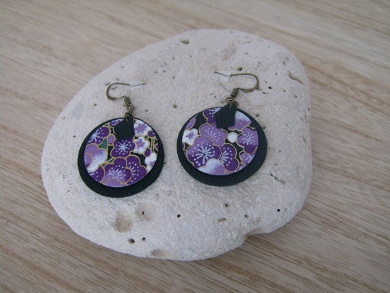 Boucles D'oreilles Dormeuses Faites Main - Motifs Fleurs Mauves Sur Fond Rose En Verre