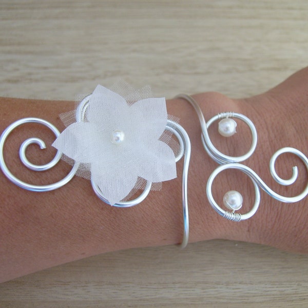 Bracelet Original Ivoire Blanc Argenté p robe de Mariée/Mariage/Soirée/Cérémonie Fleur plumes perles Oïana Création Française