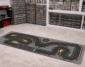 Tapete de juego para pista de carreras de coches RC a escala 1/64 de metal fundido a presión / Tapete de juego para circuito de carretera con curvas en S tipo chicane y horquilla / Base de goma de 61 x 173 cm (24" x 68") con correa de transporte incluida.