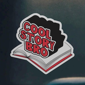 Puede incluir: Una pegatina troquelada que muestra un libro abierto con páginas rojas y un bocadillo negro en forma de nube encima. El texto COOL STORY BRO está impreso en letras rojas negritas con un borde blanco dentro de la forma del bocadillo.