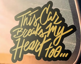 Pegatina "Este coche también me rompe el corazón": una divertida calcomanía para amantes de los coches y aficionados a la mecánica. ¡Perfecta para tu garaje u oficina!