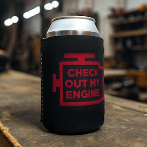 Sprawdź mój Engine Can Coozie | Retro Car Show Koozie | Garage Beer Sleeve | Hot Rod Gift | Gearhead Tailgate Accessory | Diecast Fan Merch