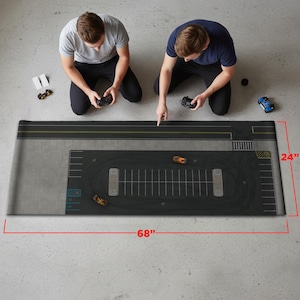 Può includere: Un tappetino da gioco rettangolare con un design stampato di strada asfaltata e parcheggio, che misura 172,7 cm per 61 cm. Il tappetino include linee bianche per i parcheggi, strisce pedonali e segnaletica stradale gialla con due piccole macchinine.