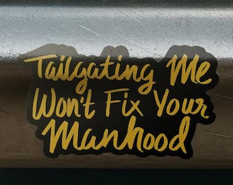 Pegatina "Seguirme de cerca no arreglará tu masculinidad" - Regalo para mecánicos, regalo de cumpleaños para amantes de los coches, pegatina para la ventana trasera, pegatina para el banco de trabajo del garaje