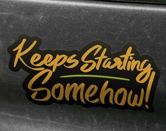 Pegatina "Sigue arrancando de alguna manera" - Regalo para entusiastas de los coches de proyecto, calcomanía de la cultura del drift, pegatina para parachoques, calcomanía divertida para portátil antiguo, broma sobre ordenadores antiguos