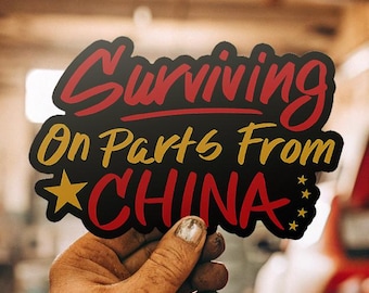 Pegatina "Sobreviviendo con piezas de China" - Estilo de vida JDM, regalo para aficionados a los coches, problemas de proyectos de coches, pegatina divertida para mecánicos, calcomanía para caja de herramientas,
