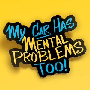 Puede incluir: Una pegatina negra con el texto "My Car Has Mental Problems Too!" en azul y amarillo. La pegatina tiene un borde negro y está sobre un fondo amarillo.