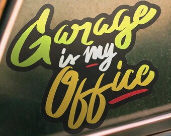 Pegatina "El garaje es mi oficina" - Humor de aficionado a los garajes / Regalo asequible para él o papá, vinilo resistente a la intemperie, resistente a los rayos UV, cultura automovilística, hecho en EE. UU.