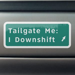 Tailgate Me: I Downshift Sticker - Regalo para mecánico, regalo de cumpleaños para amantes de los coches, pegatina para la ventana trasera, pegatina para el capó de soldadura, para exteriores sin burbujas