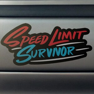 Puede incluir: Una pegatina negra con las palabras "Speed Limit Survivor" en rojo y azul, con un contorno negro. La pegatina está adherida a un parachoques de coche plateado.