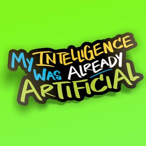 以下が含まれることがあります： 鮮やかな緑色の背景に、青、黄、白、緑の文字で「My Intelligence Was Already Artificial」と書かれた黒いステッカー。