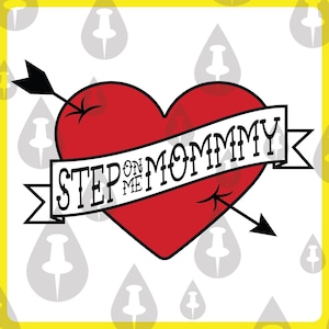 Marche sur moi maman tatouage coeur SVG - lettrage tatouage « marche sur moi maman » en défilement sur coeur avec flèche à travers le coeur pour les mamans gothiques