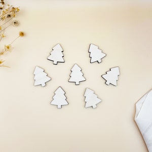 50 piccoli ritagli a forma di albero di Natale in legno - Coriandoli di albero di Natale in legno, ritagli di legno di Natale in miniatura, mini forme di albero di Natale in legno