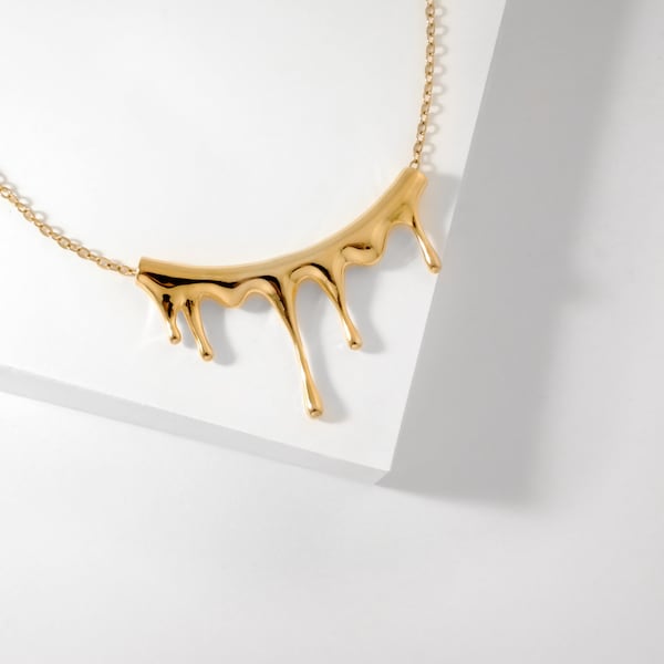 Collar con dije de riachuelos: oro, plata, cadena ajustable, colgante geométrico con gotas, estilo único.