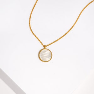 Melting Pearl Pendant Necklace
