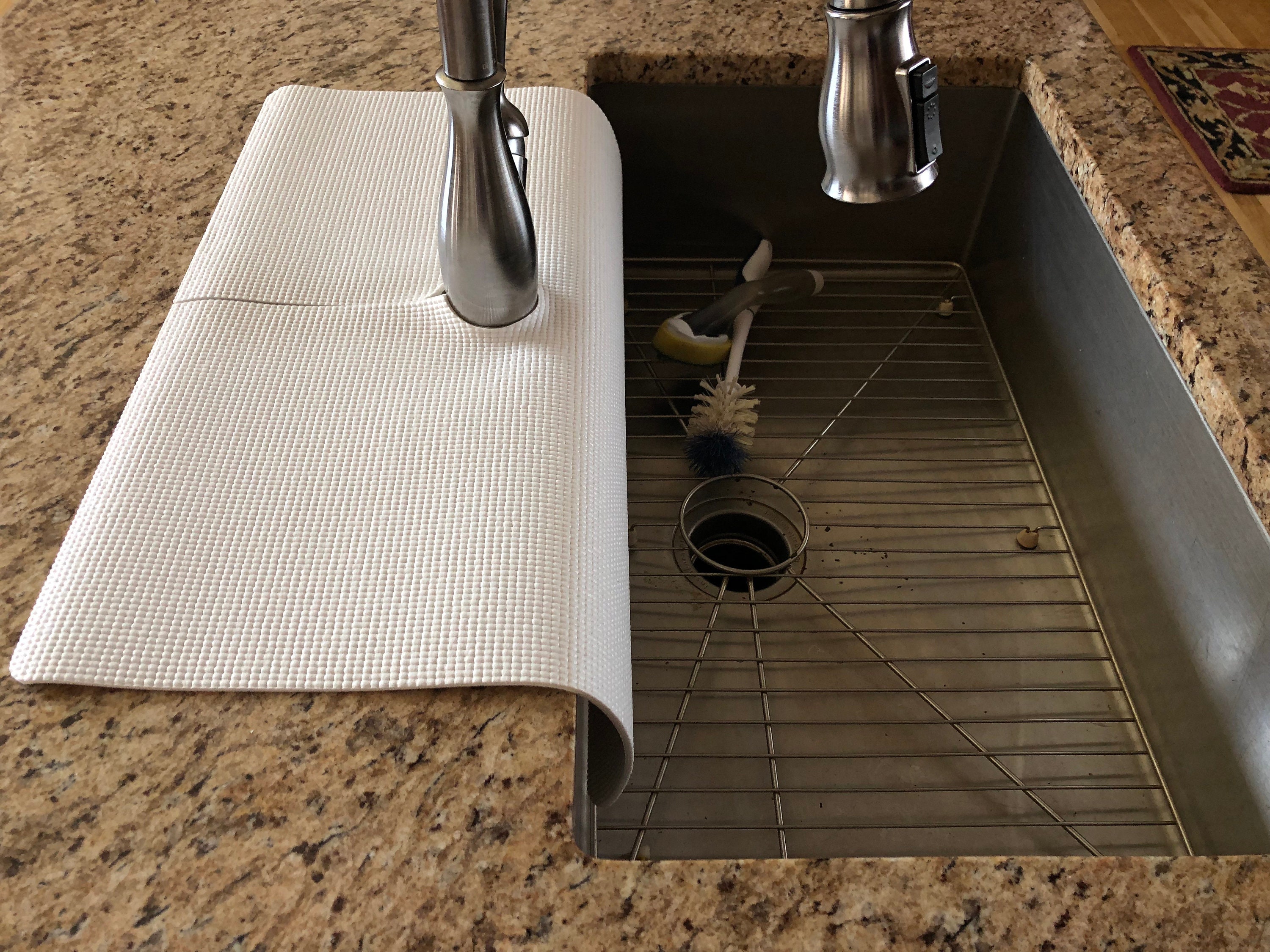 SPLASHPAD Kitchen Sink Counter Protector, Keeps the Area Clean & Dry, Wash  Dishes With No Mess, Soft Microfiber/nonslip, Water Splash Guard 