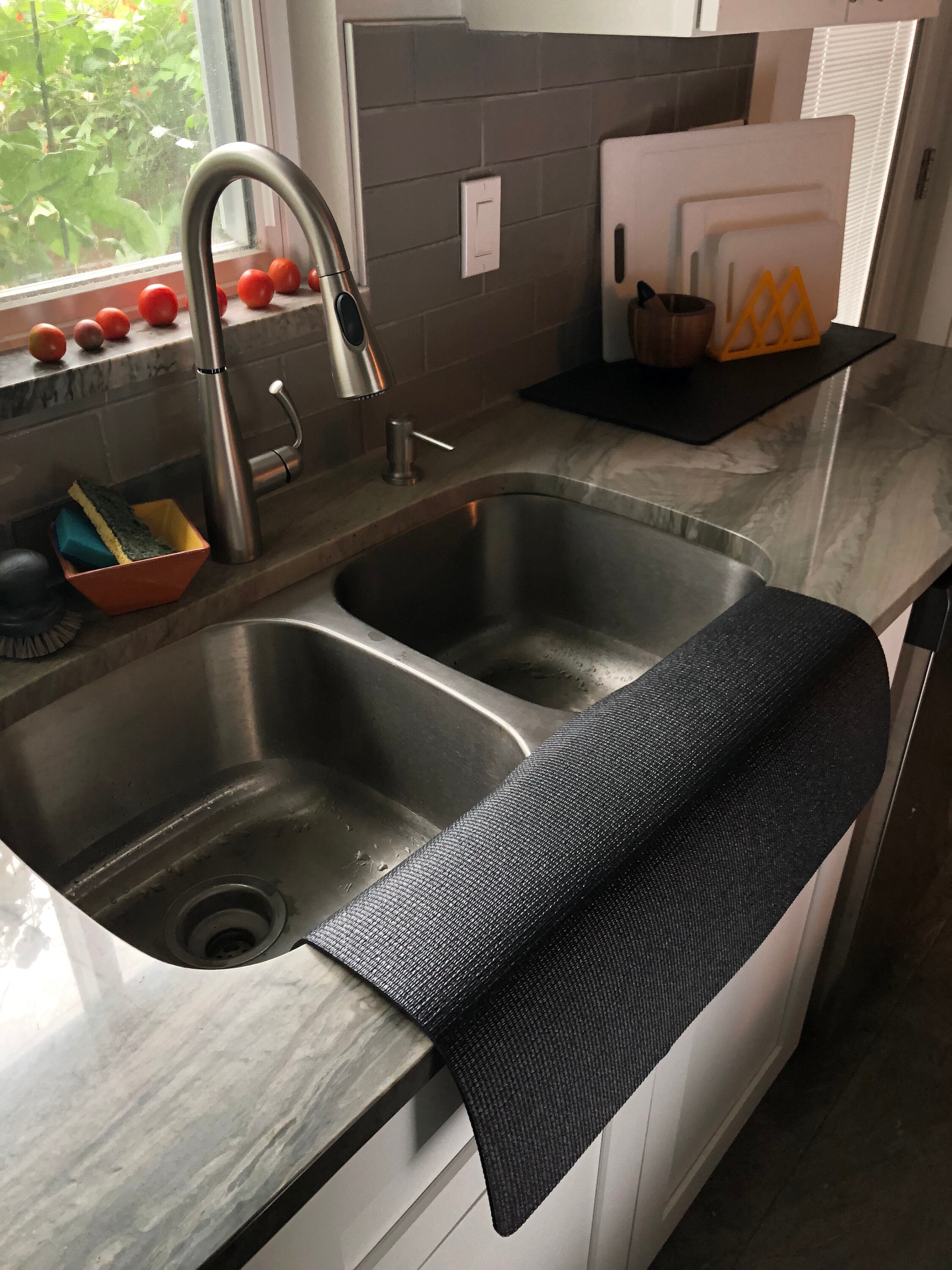 KITCHEN SINK EDGE GUARD, protects sink edge from chipping and