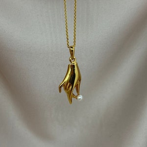 Zierlicher Hand Anhänger mit Perle - Gold Hand Anhänger, Vintage Perlenkette, Minimalistischer Gold Schmuck, Zarte Perlen Anhänger, Einzigartige Geschenke