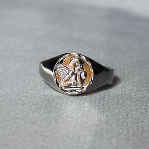 Mini Angel Signet Ring - Round Silver Angel Ring, Handcrafted 925 Silver Jewelry, Elegant Angel Pendant Ring, Customizable Sizes
