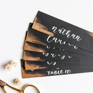 Plaatskaart schrift, plaatskaart bladgoud, zwarte naamkaart, couvert, bruiloft kalligrafie, sierlijke scriptnaam, WeddingStationery