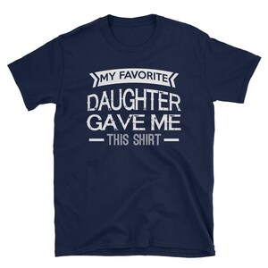 Puede incluir: Camiseta azul marino con texto blanco que dice "Mi hija favorita me regal&oacute; esta camiseta".
