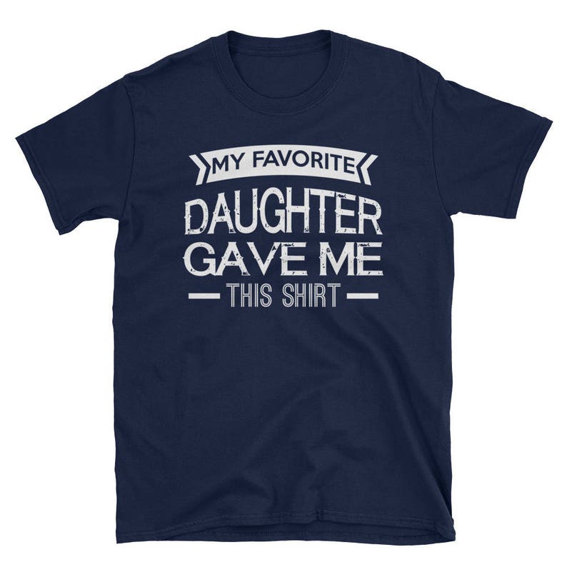 Puede incluir: Camiseta azul marino con texto blanco que dice "Mi hija favorita me regal&oacute; esta camiseta".