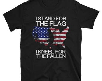 Może przedstawiać: Czarny T-shirt z przetartym wzorem amerykańskiej flagi i tekstem "I stand for the flag I kneel for the fallen".