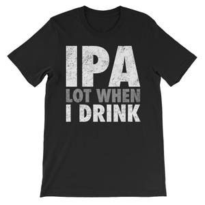 Può includere: Maglietta nera con testo bianco che dice "IPA Lot When I Drink".