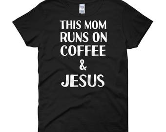 Esta mamá corre en café & Jesús divertido regalo para mamá en el Día de la Madre camiseta de manga corta de la mujer