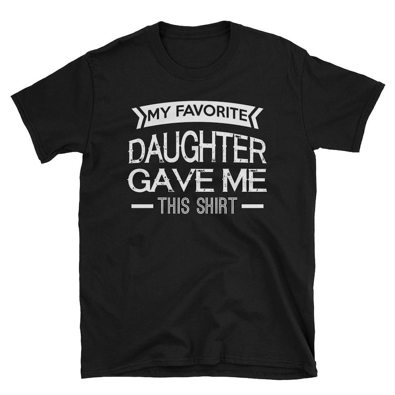 Puede incluir: Camiseta negra con texto blanco que dice "Mi hija favorita me regal&oacute; esta camiseta."