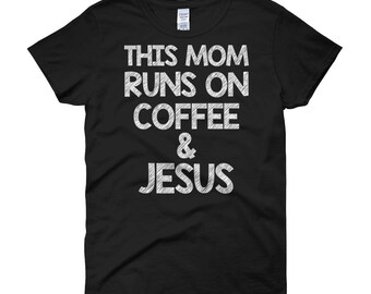 Esta mamá corre en café & Jesús divertido regalo para mamá en el Día de la Madre camiseta de manga corta de la mujer