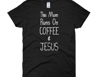 Esta mamá corre en café & Jesús divertido regalo para mamá en el Día de la Madre camiseta de manga corta de la mujer