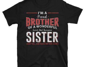 El regalo de la hermana para el hermano - Soy un hermano orgulloso de una maravillosa camiseta de Unisex dulce y divertida hermana impresionante