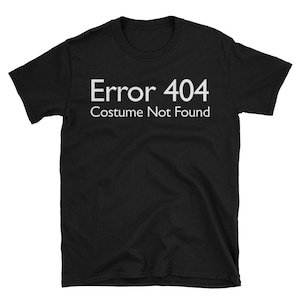 Könnte beinhalten: Schwarzes T-Shirt mit weißem Text, der "Fehler 404 Kostüm nicht gefunden" lautet.